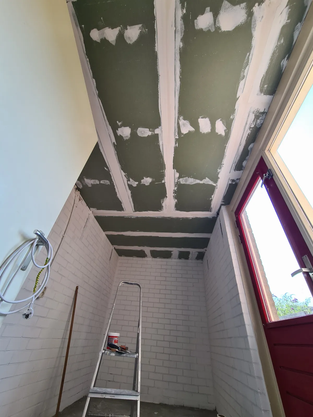 Achter de afwerking — foto 1